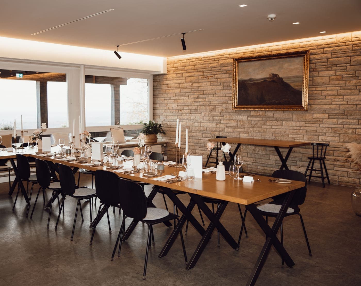 Hochzeit C+J: der Saal am Nachmittag, Tafel eingedeckt, Kerzen noch aus, kein Gast